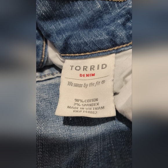 TORRID Premium Stretch High-Rise Jean 18 Ex-Short - Picture 3 of 4